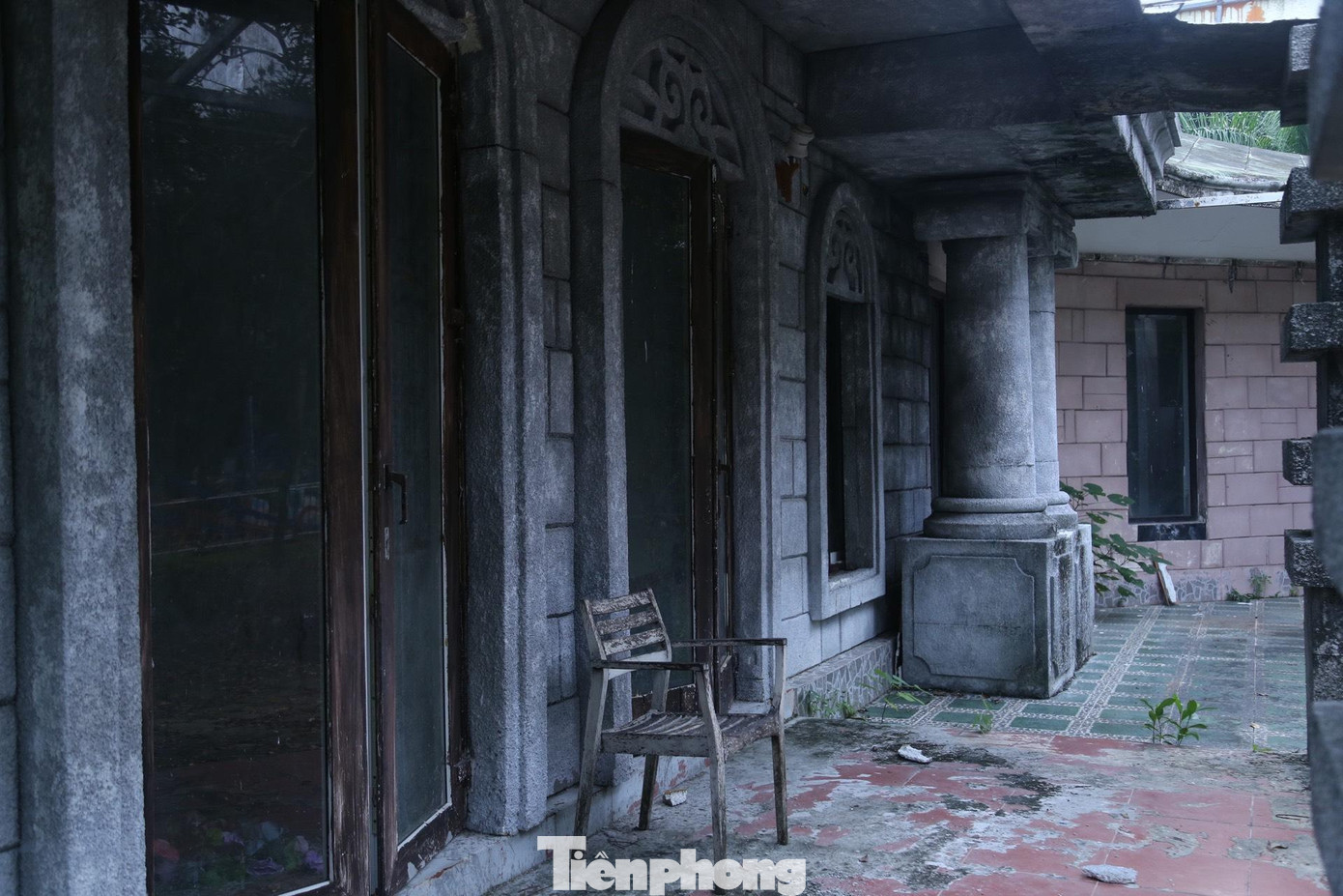 Sau thời gian thi công, ngày 12/9/1998, nhà chiếu hình vũ trụ được đưa vào hoạt động với kiến trúc độc đáo có hình dáng một chiếc máy bay, bên trong được trang bị máy móc hiện đại.