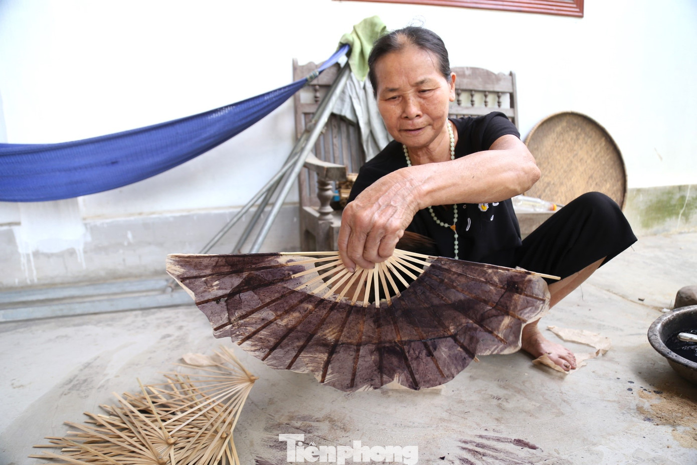 Những chiếc quạt giấy sau khi được “trang điểm” bởi nước vỏ cây sắn sẽ được mang đi phơi. Nếu trời nắng to, chỉ cần phơi tầm 1 giờ đồng hồ, vừa đủ để nước vỏ sắn bám chặt vào giấy gió, lúc đó chiếc quạt sẽ có mùi thơm ngai ngái của nước vỏ sắn rất dễ chịu. Những chiếc quạt giấy sau khi được “trang điểm” bởi nước vỏ cây sắn sẽ được mang đi phơi. Nếu trời nắng to, chỉ cần phơi tầm 1 giờ đồng hồ, vừa đủ để nước vỏ sắn bám chặt vào giấy gió, lúc đó chiếc quạt sẽ có mùi thơm ngai ngái của nước vỏ sắn rất dễ chịu.