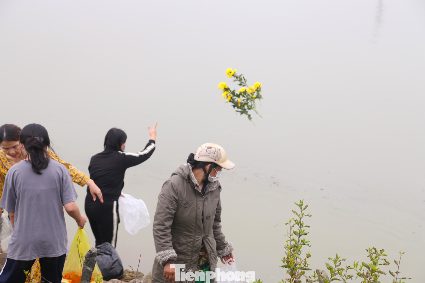 Nhiều người vô tư thả hoa, tro hương xuống sông.