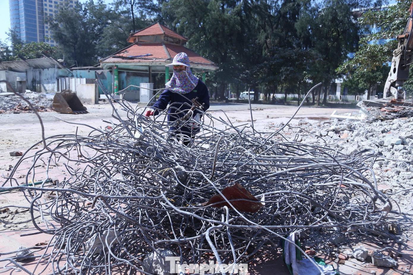 Sắt thép được gom lại sau khi tháo dỡ các ki ốt.