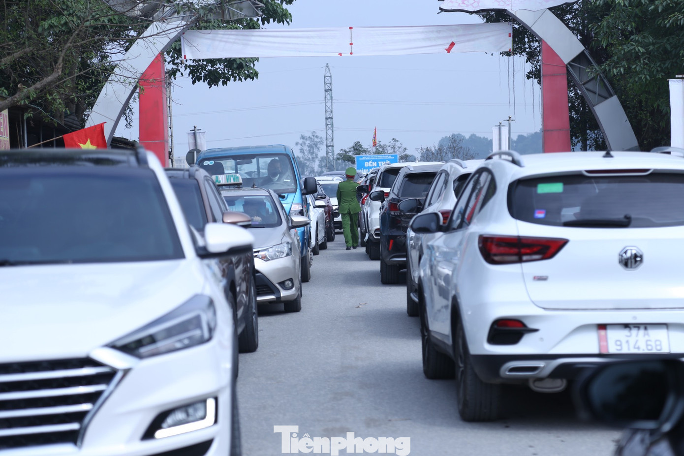 Lực lượng Công an được tăng cường để phân luồng giao thông và đảm bảo an toàn cho người dân và du khách tới dâng hương, dâng lễ.