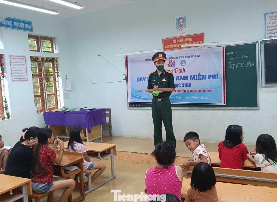 Cao Viết Toàn tham gia tình nguyện dạy tiếng Anh miễn phí cho trẻ em nghèo ở xã Tam Hợp, huyện Tương Dương, Nghệ An Cao Viết Toàn tham gia tình nguyện dạy tiếng Anh miễn phí cho trẻ em nghèo ở xã Tam Hợp, huyện Tương Dương, Nghệ An