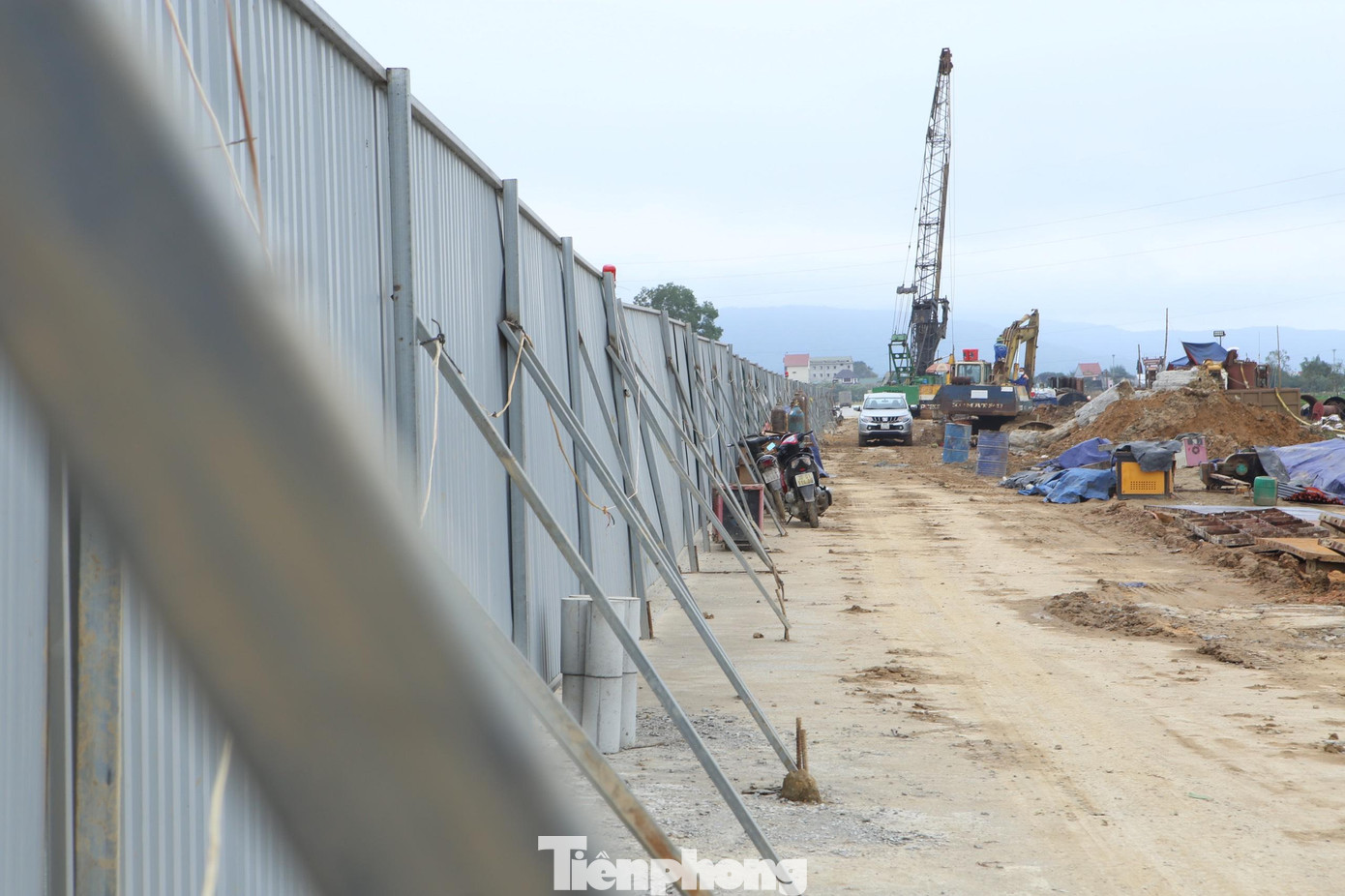 Ông Nguyễn Quốc Việt - Giám đốc Cty đầu tư Phúc Thành Hưng, Nhà đầu tư thực hiện dự án cho biết, mấy ngày qua cùng với thời tiết không ủng hộ các nhà thầu cũng đang tập trung chuẩn bị thi công tổng thể tại 4 gói thầu. “Nhà đầu tư đã có phương án thi công tổng thể toàn dự án, phương án này giúp “đuổi” lại thời gian bị chậm. Hiện phương án thi công tổng thể này đã được báo cáo Ban Quản lý dự án 6 (PMU6) và Bộ GTVT. Theo phương án này, nhà đầu tư vẫn hoàn thành dự án đúng tiến độ là tháng 5/2024”, ông Việt khẳng định.