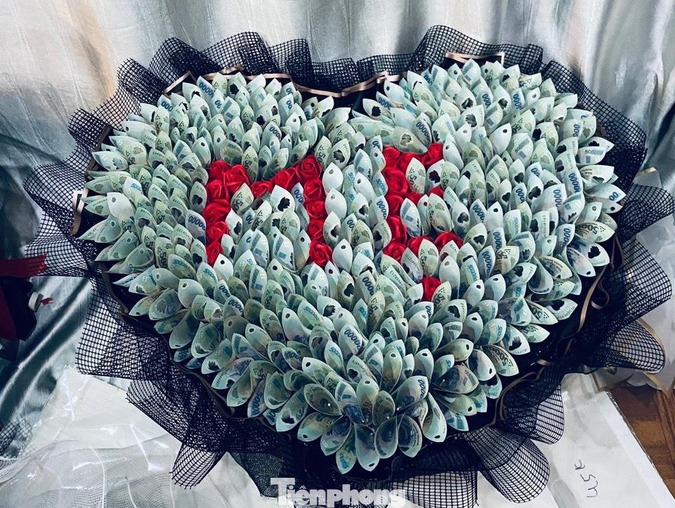 Bó hoa được kết bằng 200 tờ tiền mệnh giá 500 ngàn đồng, tổng trị giá bó hoa là 102 triệu đồng, để dành tặng mẹ của một khách hàng ở TP Vinh đang đi xuất khẩu lao động.