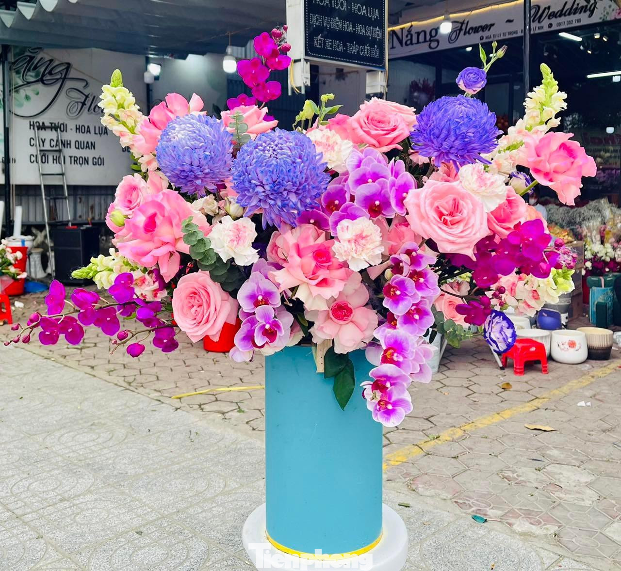 “So với mọi năm, năm nay, thị trường hoa tươi kém sôi động hơn. Chủ yếu khách đặt mua hoa bó, hoa lẵng từ 300.000-500.000 đồng. Giá hoa tăng cao, như hoa hồng Đà Lạt có giá 100.000 - 150.000 đồng/bông, hoa hồng Ecuador có giá 200.000 - 250.000 đồng/bông… (tùy vào kích thước)”, chị Nguyễn Thị Hương chủ một shop hoa tươi trên đường Lý Tự Trọng (TP Vinh) cho biết.