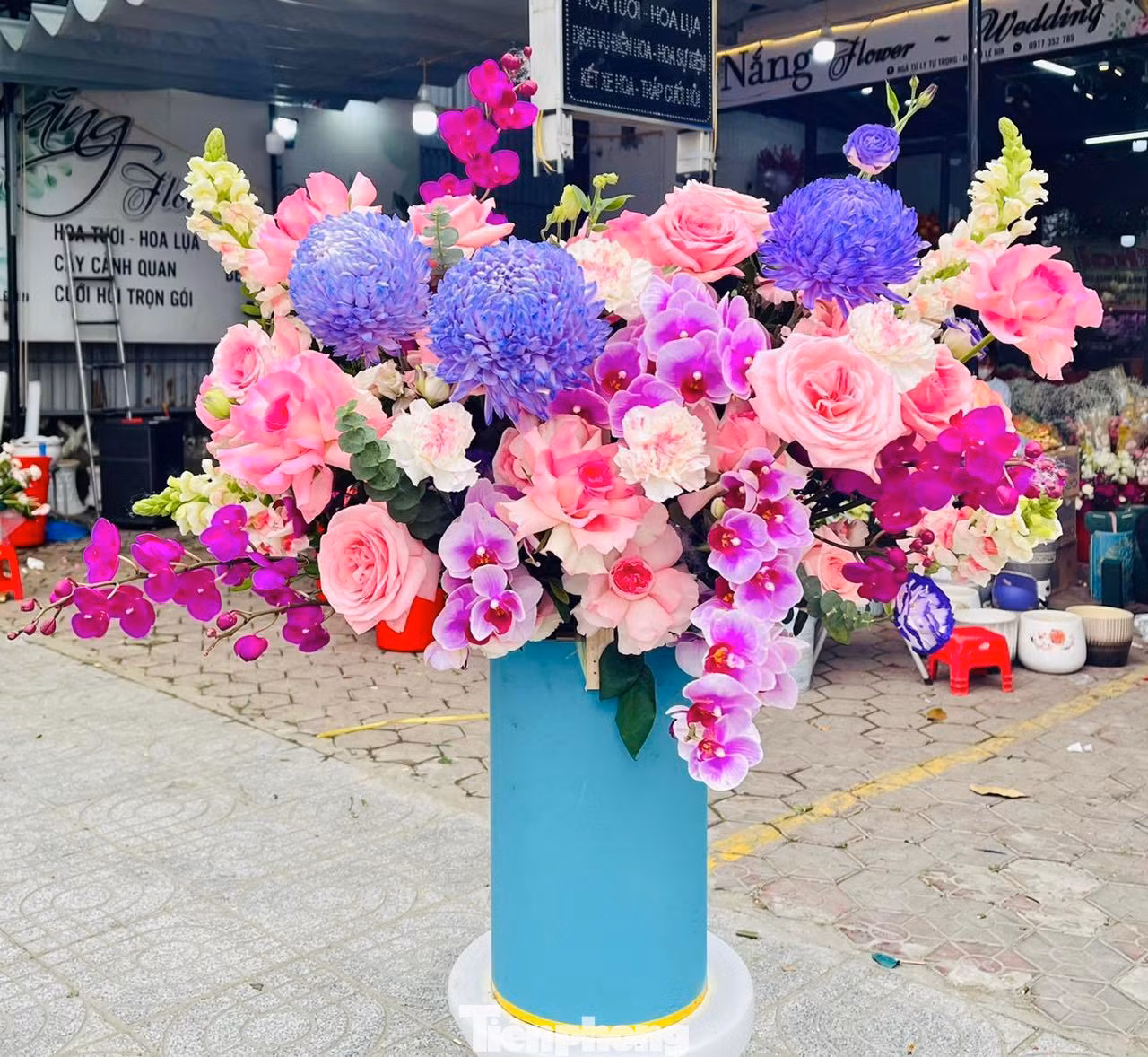 “So với mọi năm, năm nay, thị trường hoa tươi kém sôi động hơn. Chủ yếu khách đặt mua hoa bó, hoa lẵng từ 300.000-500.000 đồng. Giá hoa tăng cao, như hoa hồng Đà Lạt có giá 100.000 - 150.000 đồng/bông, hoa hồng Ecuador có giá 200.000 - 250.000 đồng/bông… (tùy vào kích thước)”, chị Nguyễn Thị Hương chủ một shop hoa tươi trên đường Lý Tự Trọng (TP Vinh) cho biết.