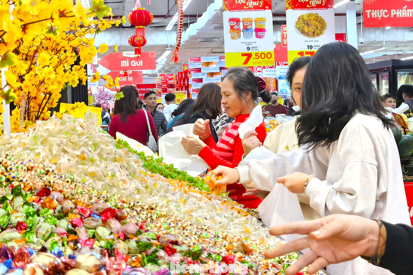 Dịp này, nhiều chương trình khuyến mãi khủng cũng được nhiều thương hiệu áp dụng với các mẫu mã phong phú hơn. Những mặt hàng được người dân quan tâm nhất là các nhu yếu phẩm, thực phẩm phục vụ dịp Tết.