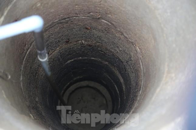 Những giếng nước trơ đáy,...