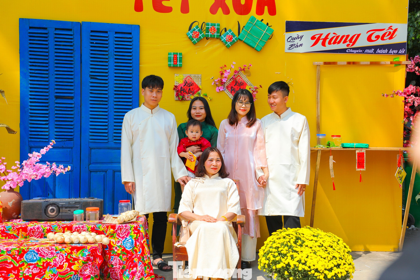 Một gia đình diện áo dài du xuân tại chùa Cổ Am trong ngày mùng 5 Tết.