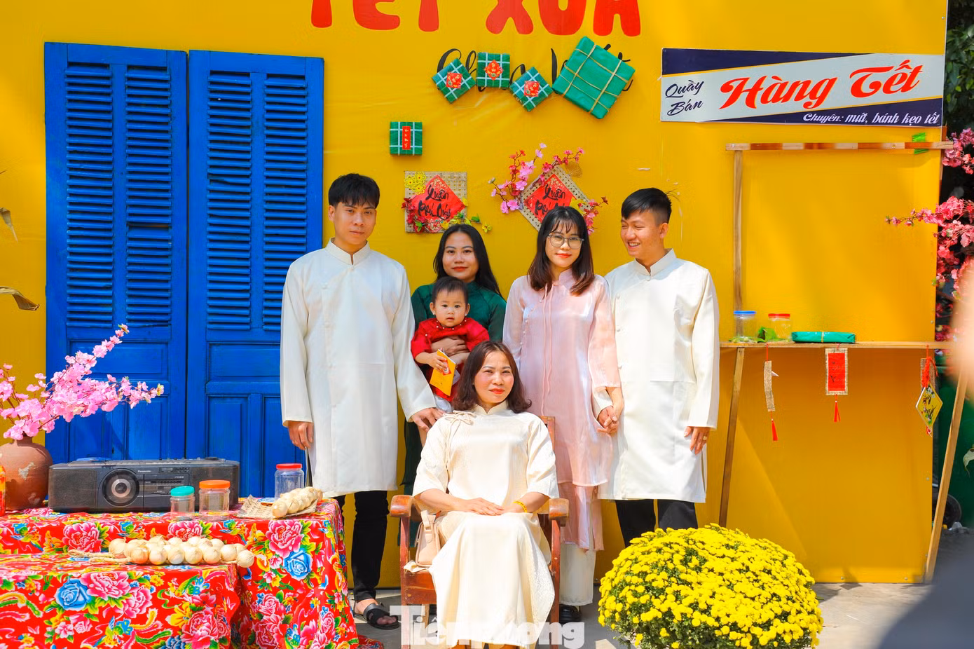 Một gia đình diện áo dài du xuân tại chùa Cổ Am trong ngày mùng 5 Tết.