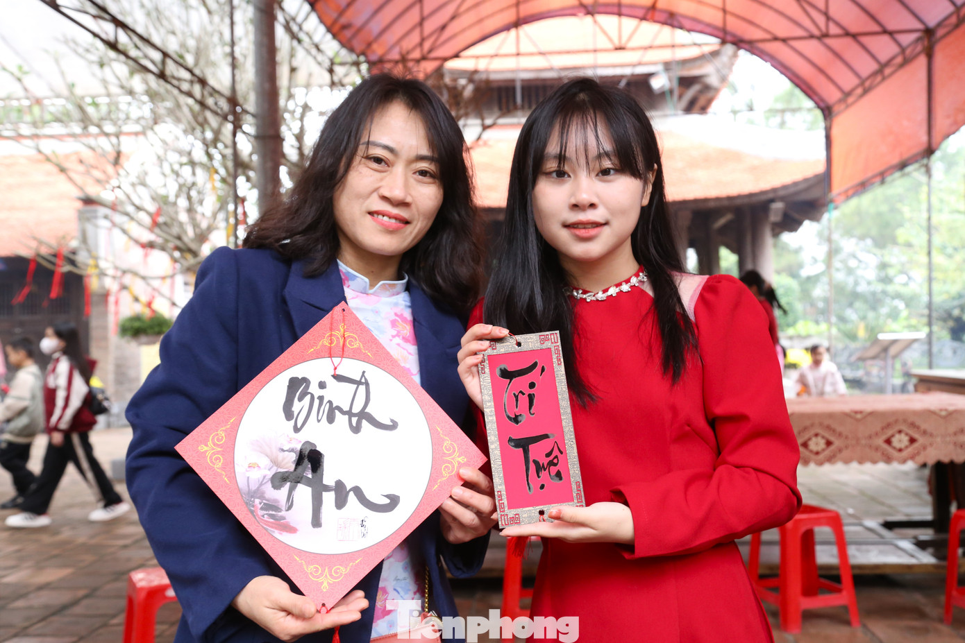 Sau khi làm lễ, nhiều người xin chữ đầu xuân.