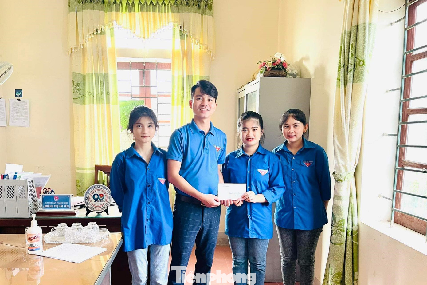 Những món quà tuy nhỏ nhưng là nguồn động viên tinh thần lớn lao cho các sĩ tử tự tin vượt vũ môn.