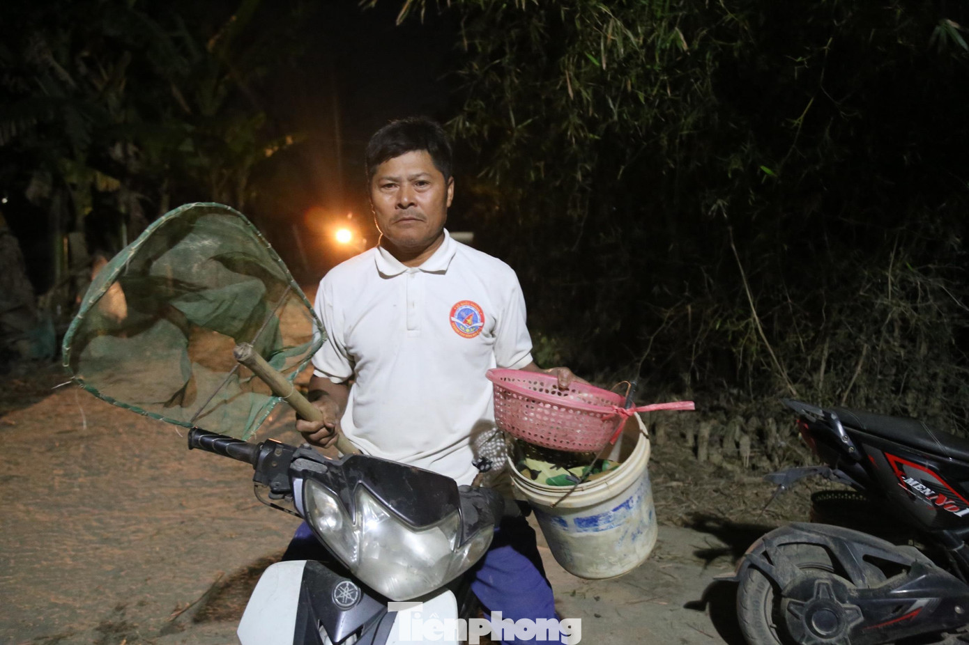 Để săn rươi, người dân phải mang theo vợt, xô, chậu, rổ, rá...