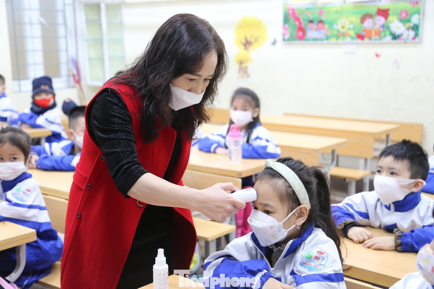 Để đảm bảo an toàn, các giáo viên sẽ kiểm tra lại thân nhiệt cho các em khi vào lớp học. Những em có nhiệt độ cao sẽ được đưa đến phòng Y tế theo dõi sức khỏe.