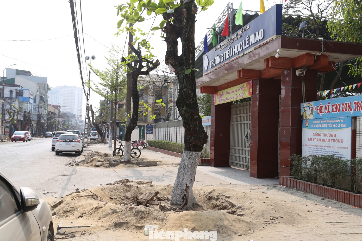 Tuyến đường tập trung ba trường học, Trung tâm phục vụ hành chính công thành phố Vinh, và nhiều công sở nên mật độ giao thông lớn. Việc thi công dang dở khiến người dân tham gia giao thông qua đoạn đường gặp nhiều khó khăn.