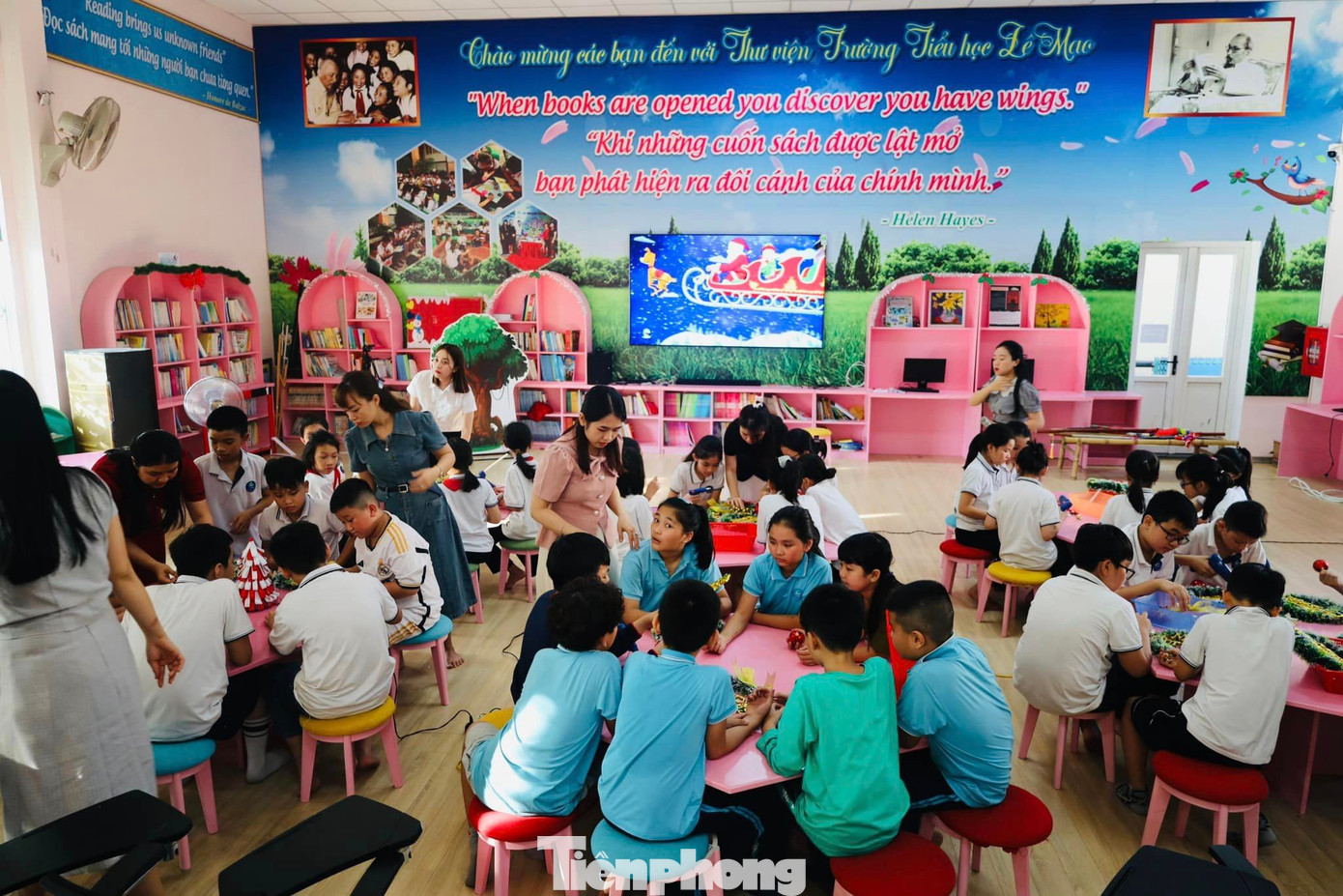 Những ngày qua, gần 60 giáo viên và học sinh trường Tiểu học Lê Mao, TP Vinh, Nghệ An đã tổ chức làm món quà xinh xắn, ý nghĩa là những vòng nguyệt quế Giáng sinh để trao tặng cho các em nhỏ có hoàn cảnh khó khăn.