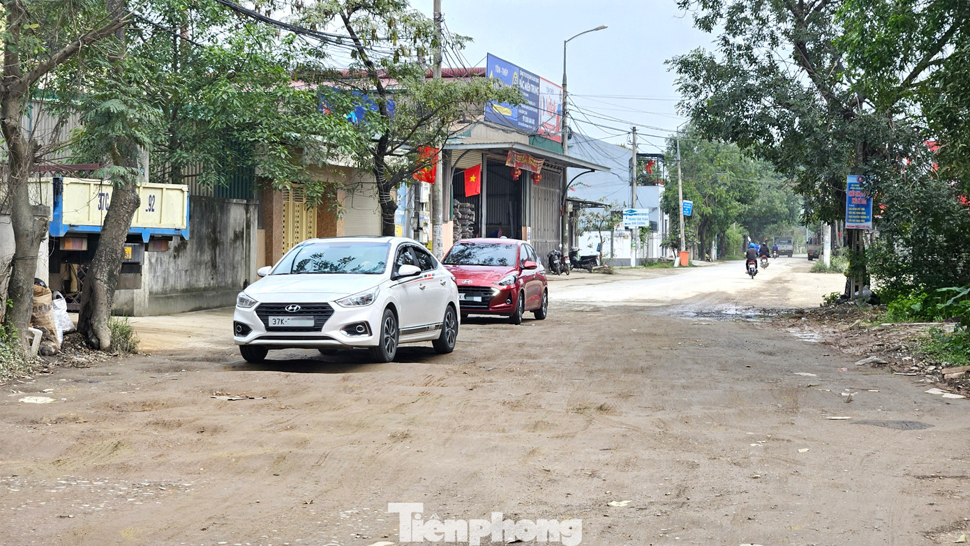 “Con đường chi chít ổ gà. Trời nắng thì bụi bẩn, còn trời mưa, nước đọng thành từng vũng. Nhiều người đã ngã xe rồi, nhất là đi vào buổi tối. Từ ngày xã Hưng Đông được lên phường, người dân rất hy vọng hạ tầng giao thông được đầu tư, nhưng đến nay vẫn chưa được sửa chữa, nâng cấp”, một người dân ở phường Hưng Đông chia sẻ.