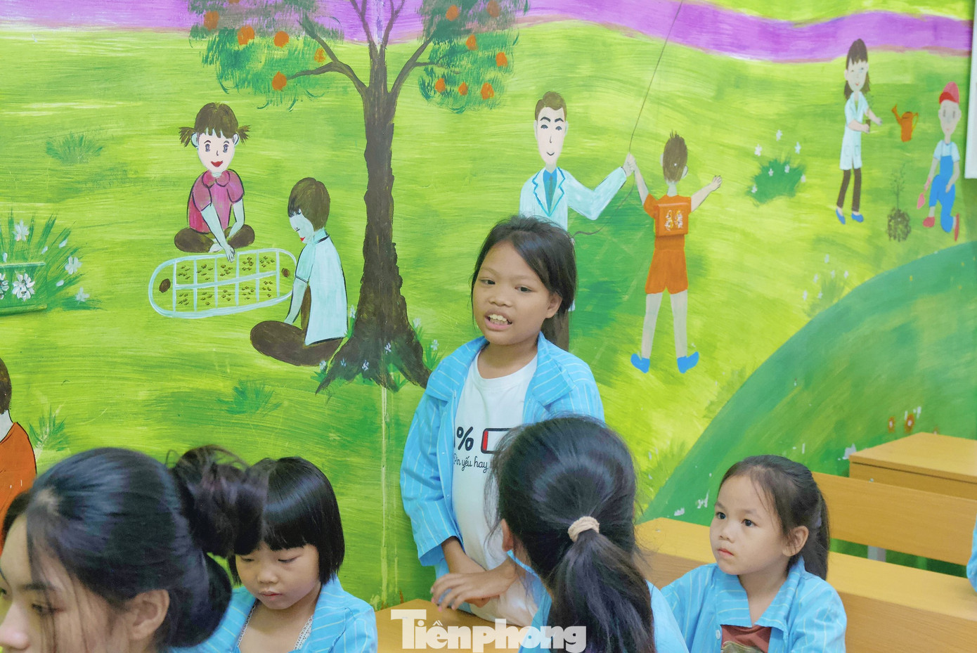 Ngoài việc trang bị thêm các kỹ năng cần thiết, các hoạt động của Đội sinh viên tình nguyện Trường Đại học Vinh còn là liều thuốc tinh thần quý giá, giúp các em vơi đi đau đớn trong quá trình điều trị.