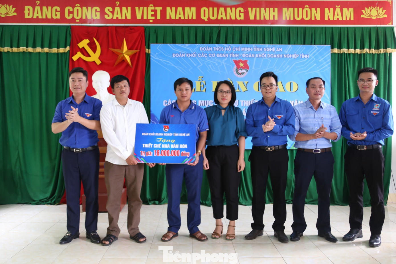 Chiến dịch tình nguyện năm nay được tổ chức đồng loạt trong các cấp bộ đoàn trên địa bàn toàn tỉnh Nghệ An, trong đó cấp tỉnh tại huyện Quỳ Châu và Quỳnh Lưu. Trong ảnh, anh Lê Văn Lương - Ủy viên Ban Thường vụ T.Ư Đoàn, Bí thư Tỉnh Đoàn Nghệ An bàn giao các hạng mục hỗ trợ thiết chế nhà văn hóa bản Xẹt 2, xã Châu Thắng, huyện Quỳ Châu.