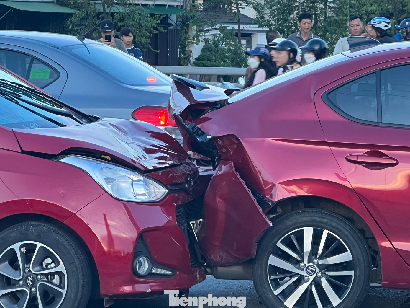Sau khi húc văng 3 người phụ nữ đi xe đạp, chiếc ô tô Huyndai i10 màu đỏ tiếp tục húc vào đuôi 2 chiếc xe ô tô đang dừng đèn đỏ Sau khi húc văng 3 người phụ nữ đi xe đạp, chiếc ô tô Huyndai i10 màu đỏ tiếp tục húc vào đuôi 2 chiếc xe ô tô đang dừng đèn đỏ