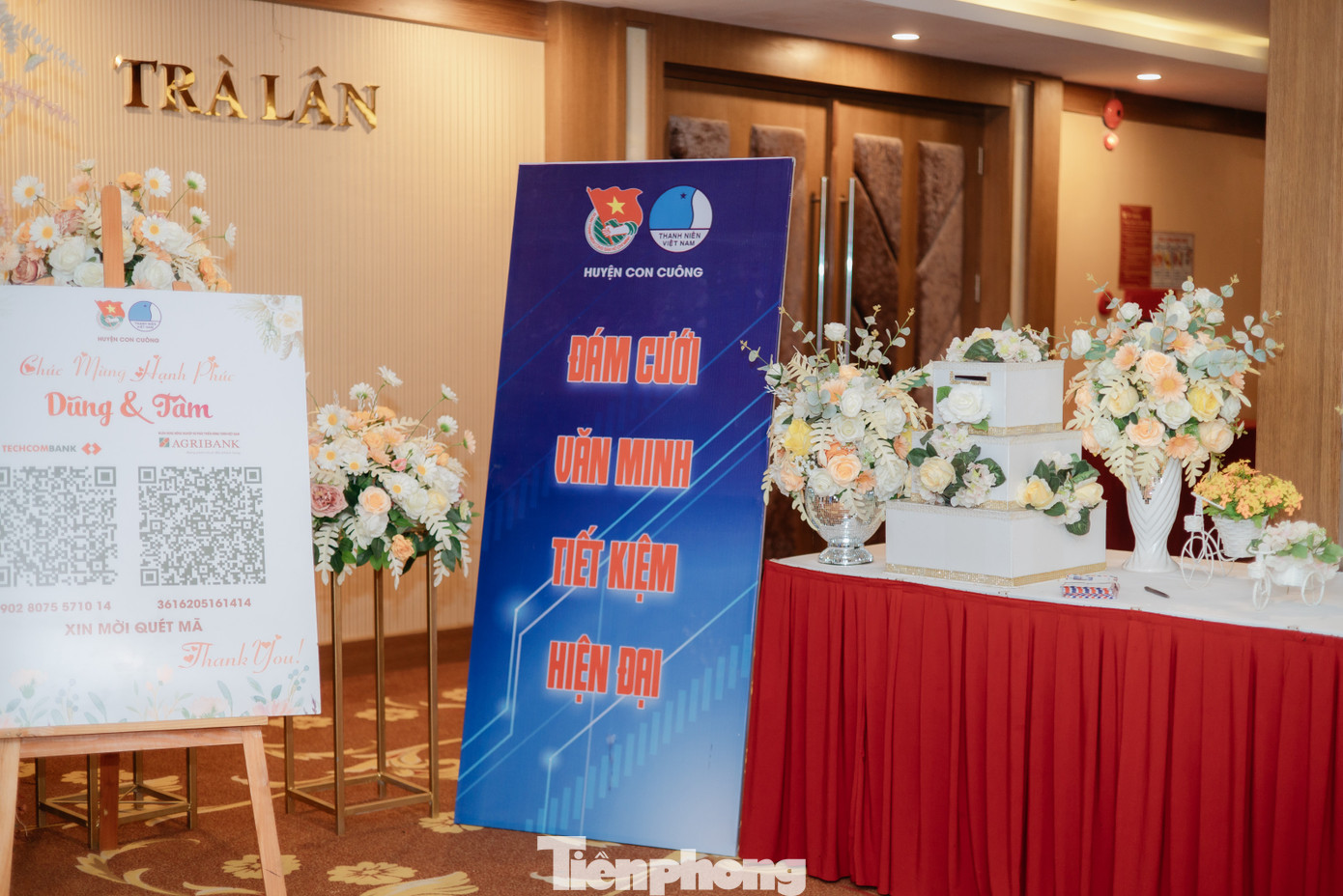 Hộp đựng phong bao lì xì mừng cưới và mã QR Code được đặt gần nhau để mọi người lựa chọn.