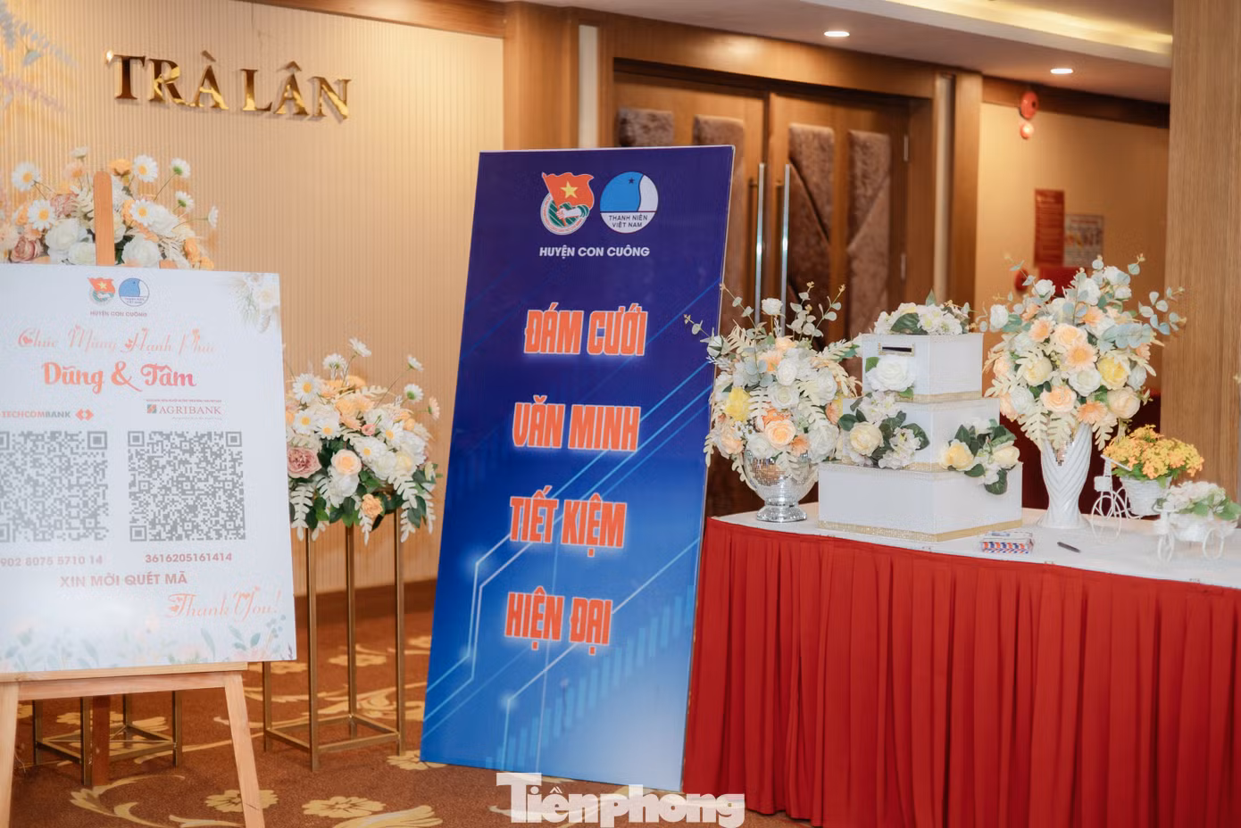 Hộp đựng phong bao lì xì mừng cưới và mã QR Code được đặt gần nhau để mọi người lựa chọn.