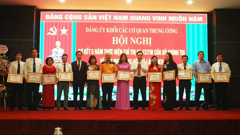 Tặng bằng khen cho các cá nhân có thành tích xuất sắc trong học tập và làm theo tấm gương đạo đức Hồ Chí Minh