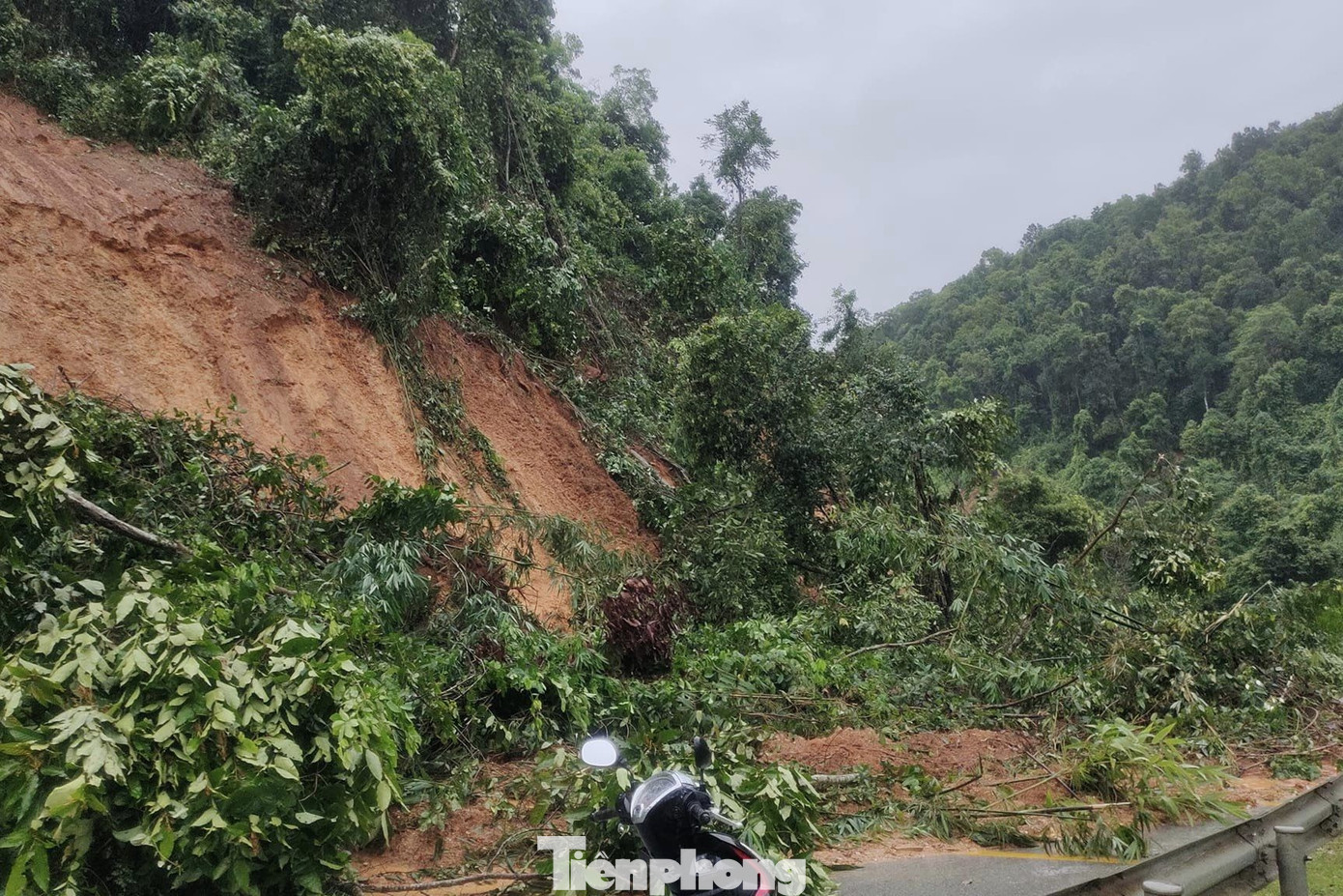 Sạt lở khiến người dân không thể đi vào thị trấn Tân Lạc