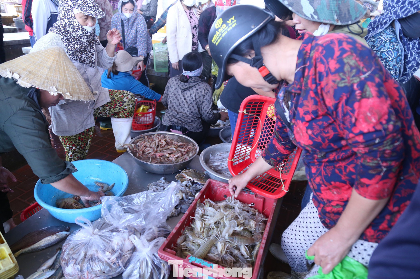Phía trên bờ, tiểu thương cùng người dân ngã giá mua bán. Tiếng trao đổi, cười nói rôm rả vang khắp cả bến cảng.