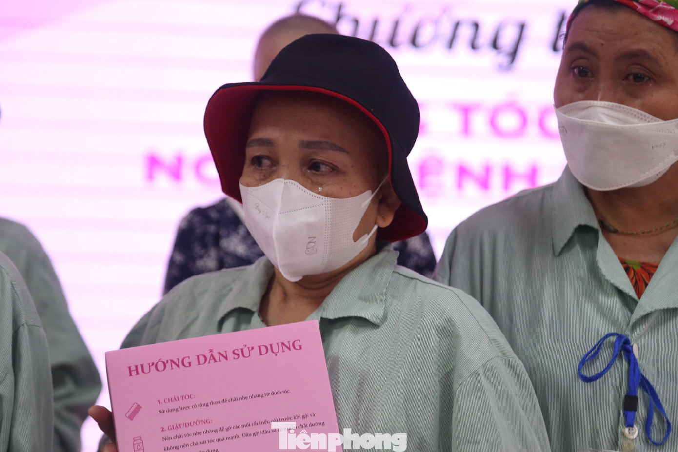 Các bệnh nhân ung thư xúc động khi được trao tặng tóc.