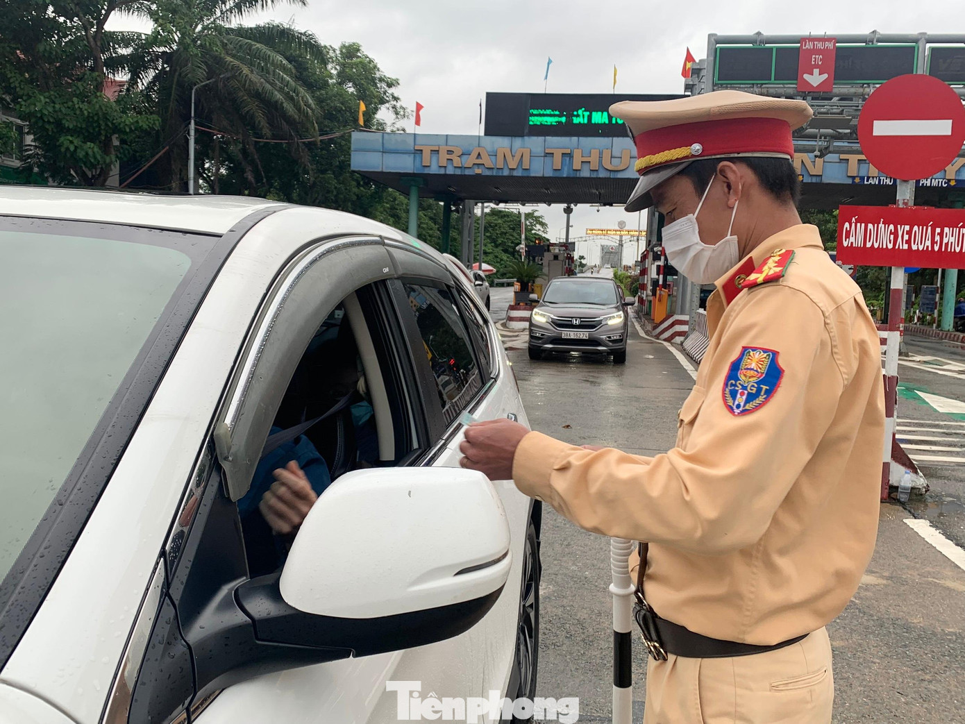 Một cán bộ CSGT làm nhiệm vụ tại chốt cầu Bến Thủy 1 cho hay, do không phải xuất trình giấy xét nghiệm SARS-CoV-2 nên sáng nay người dân ra vào thành phố khá đông.