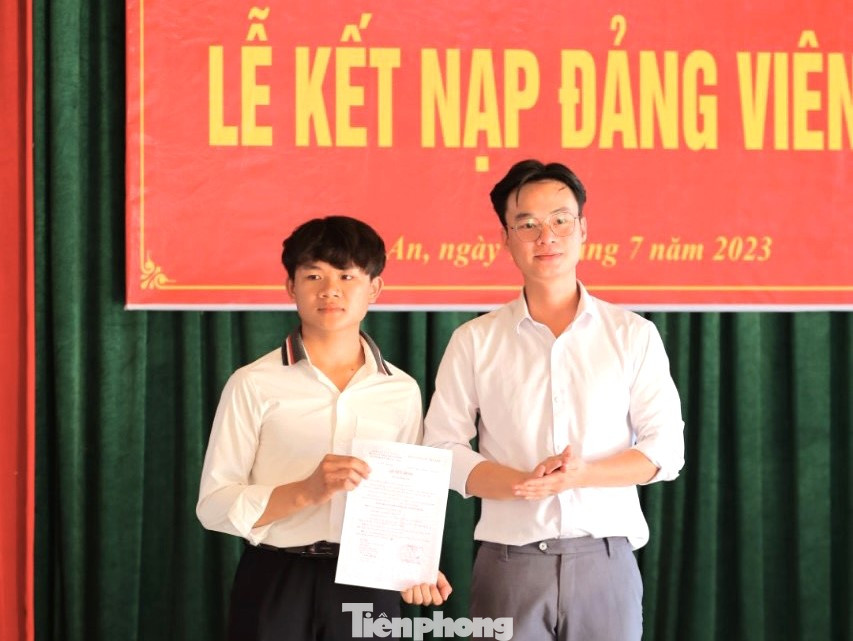 Vi Bảo Quốc tại buổi lễ kết nạp Đảng tại xã Tiên Kỳ, huyện Tân Kỳ, Nghệ An Vi Bảo Quốc tại buổi lễ kết nạp Đảng tại xã Tiên Kỳ, huyện Tân Kỳ, Nghệ An