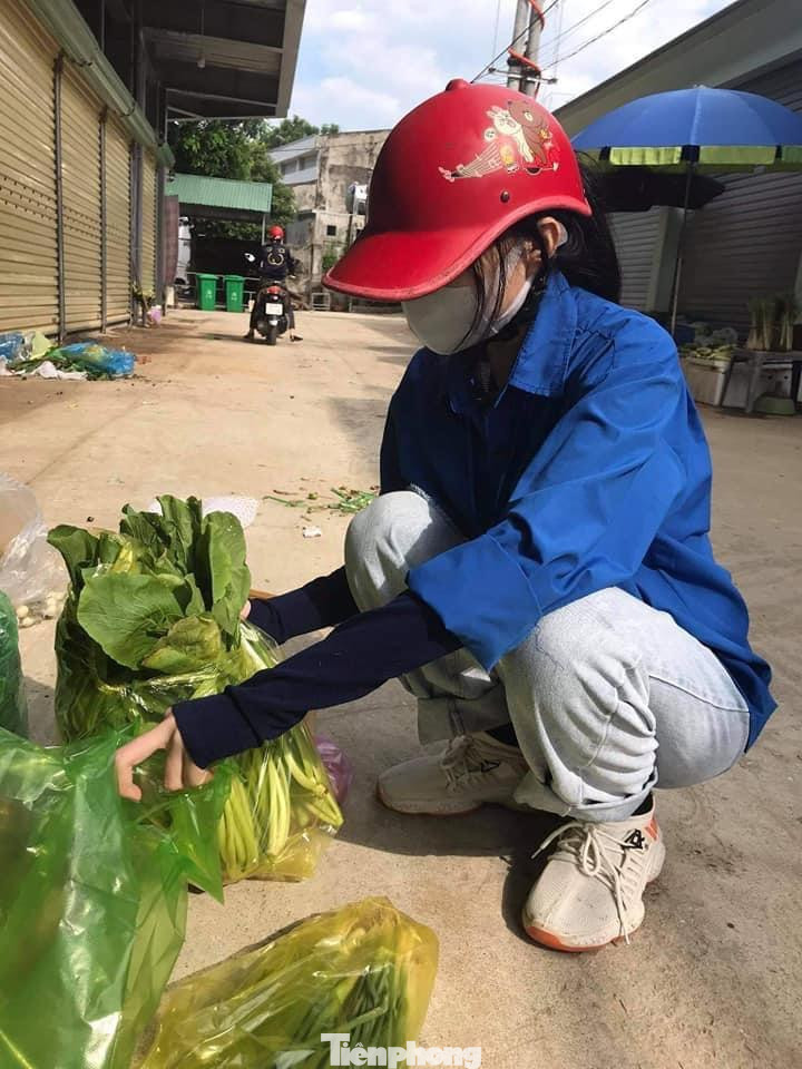 Chị Nguyễn Thị Hiệp - Bí thư Huyện đoàn Quế Phong cho biết: "Đội shipper áo xanh 2 xã Mường Nọc và Tri Lễ có khoảng 40 ĐVTN tham gia với tinh thần "Đâu cần thanh niên có, đâu khó có thanh niên". Người dân 2 xã chủ yếu là người dân tộc Thái và Mông, đời sống còn nhiều khó khăn. Ngoài hoạt động đi chợ giúp bà con, ĐVTN còn tham gia hỗ trợ trực chốt, nấu cơm miễn phí, giúp người dân thu hoạch nông sản, giúp đỡ các hoàn cảnh khó khăn trên địa bàn".