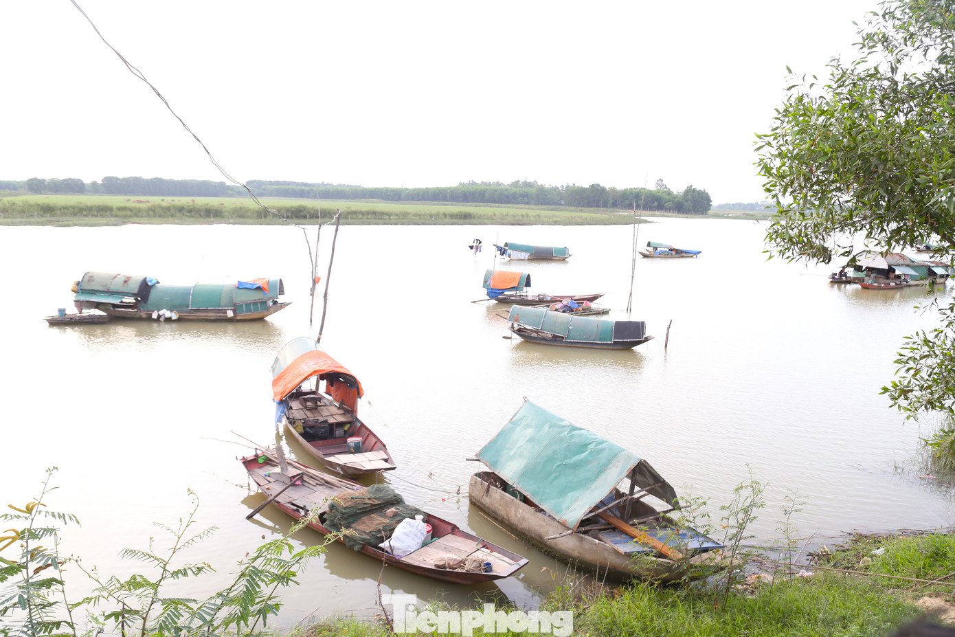 Nằm dưới chân cầu Yên Xuân cũ (xã Xuân Lam, huyện Hưng Nguyên, Nghệ An) có một xóm chài nhỏ. Xóm chài có 13 hộ dân sinh sống, với 14 em nhỏ, cuộc sống hằng ngày gắn với sông nước.