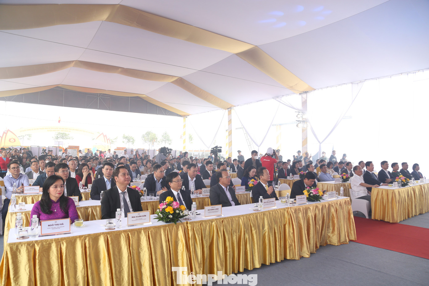 Các đại biểu tham dự lễ khởi công