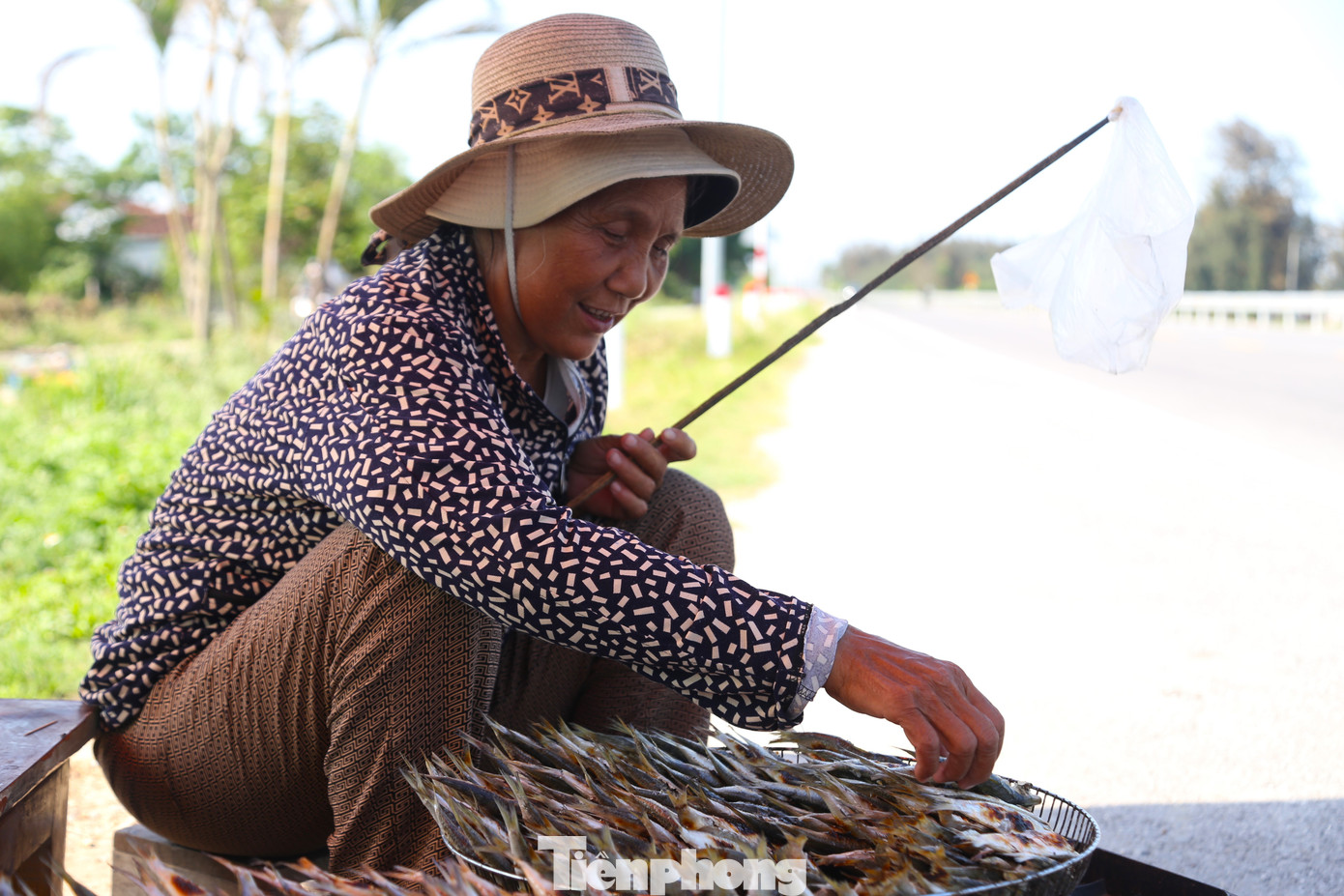 Cá trích nướng được bán với giá 40.000 đồng/kg.