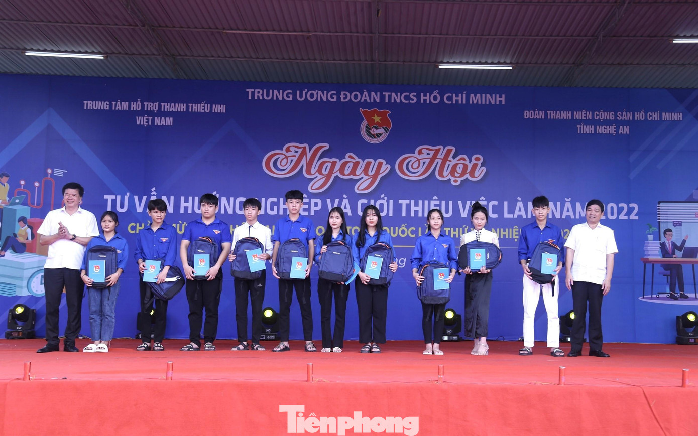 Tại ngày hội, BTC đã trao tặng 10 suất quà cho các em học sinh có hoàn cảnh khó khăn tại các huyện Con Cuông, Tương Dương, Anh Sơn. Tại ngày hội, BTC đã trao tặng 10 suất quà cho các em học sinh có hoàn cảnh khó khăn tại các huyện Con Cuông, Tương Dương, Anh Sơn.