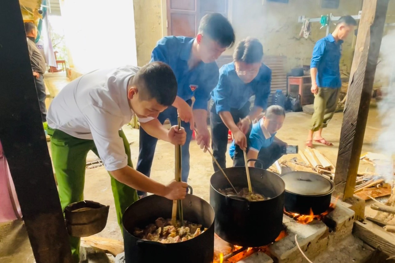 Trường Phổ thông Dân tộc bán trú Tiểu học và THCS Nậm Càn có 100% học sinh là người đồng bào dân tộc Mông. Do điều kiện địa lý cách trở nên hầu hết các em học sinh đi học đều ở bán trú tại trường.