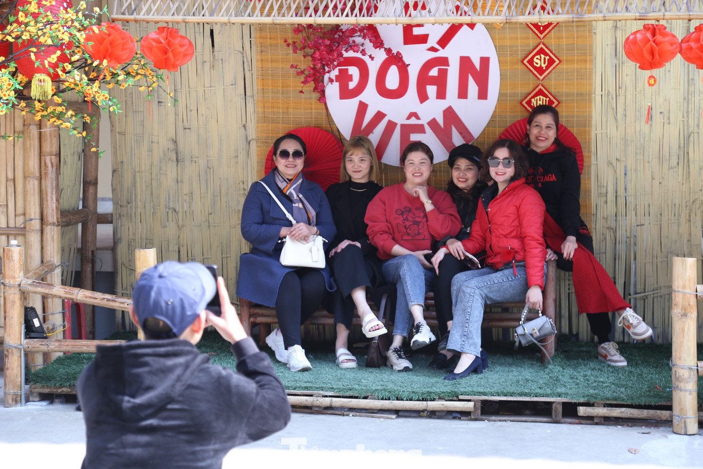 Sau khi lễ Phật, nhiều người thư thái đi vãn cảnh chùa và chụp hình lưu niệm.