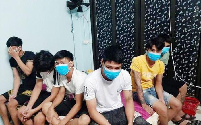 Nhóm nam thanh niên bị phát hiện trong phòng ngủ của chủ quán karaoke Nhóm nam thanh niên bị phát hiện trong phòng ngủ của chủ quán karaoke