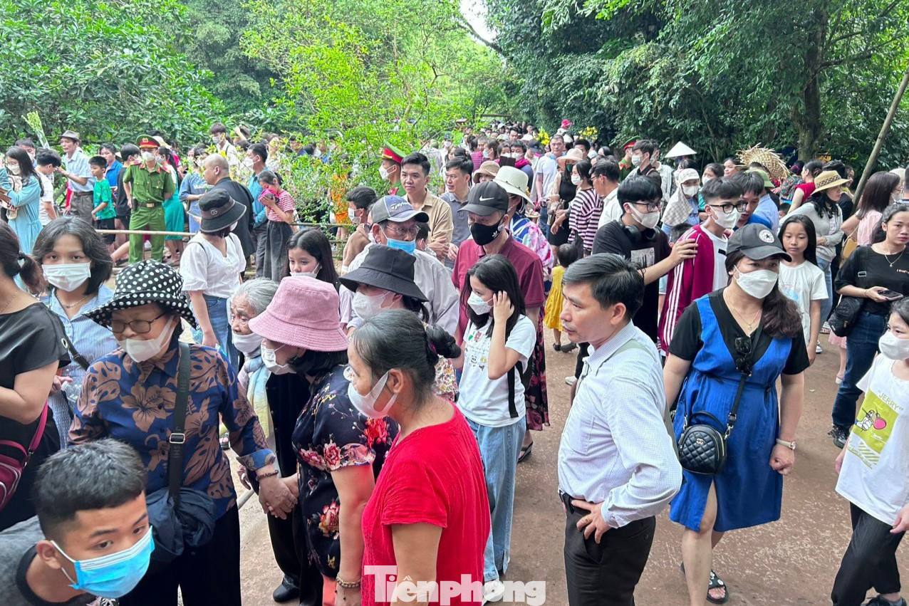 Theo Ban quản lý Khu Di tích Kim Liên, sáng nay (30/4) đã có hàng ngàn du khách khắp mọi miền đất nước hành hương về thăm quê Bác. Các loại ô tô chở khách, xe hơi đỗ chật kín bãi để xe của Khu Di tích Quốc gia đặc biệt Kim Liên.