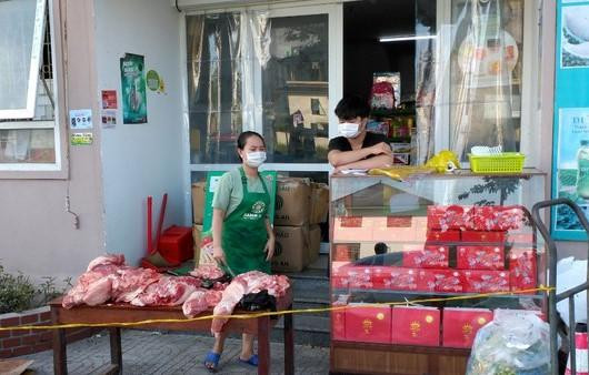 Chị T. mở bán lẻ cho người dân bị phát hiện và xử phạt Chị T. mở bán lẻ cho người dân bị phát hiện và xử phạt