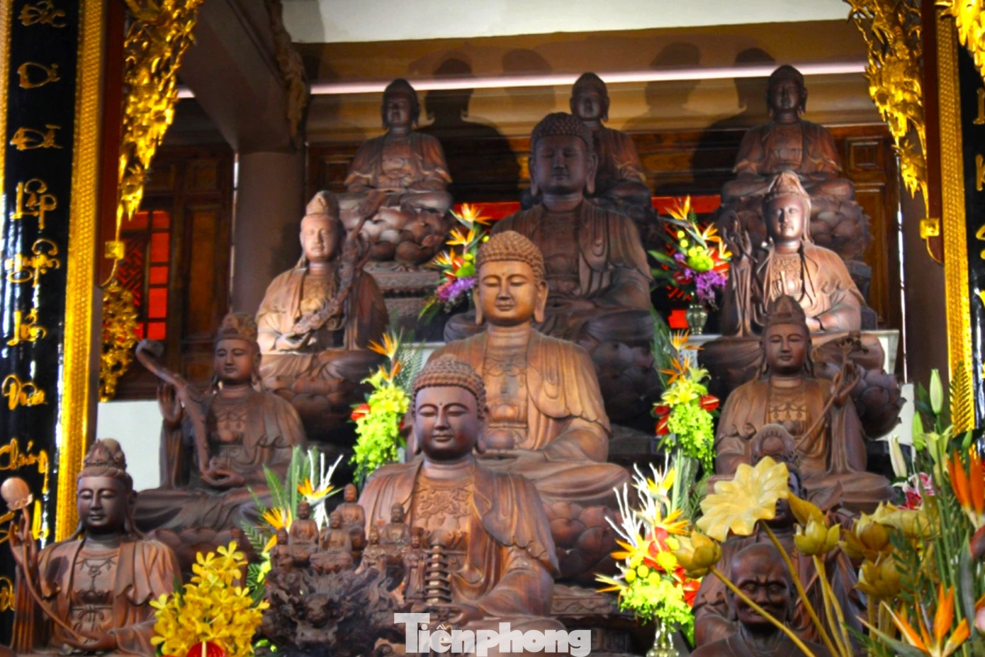 Tại chính điện, tổ đường và nhà thờ Ngũ đế đặt 32 pho tượng Phật làm từ gỗ dâu nguyên khối. Xung quanh được bố trí hệ thống hoành phi câu đối bằng thư pháp thuần Việt. Đây là điểm nhấn đặc sắc nhằm tôn vinh nét đẹp và giá trị trường tồn của văn hóa Việt trong dòng chảy văn hóa, lịch sử.