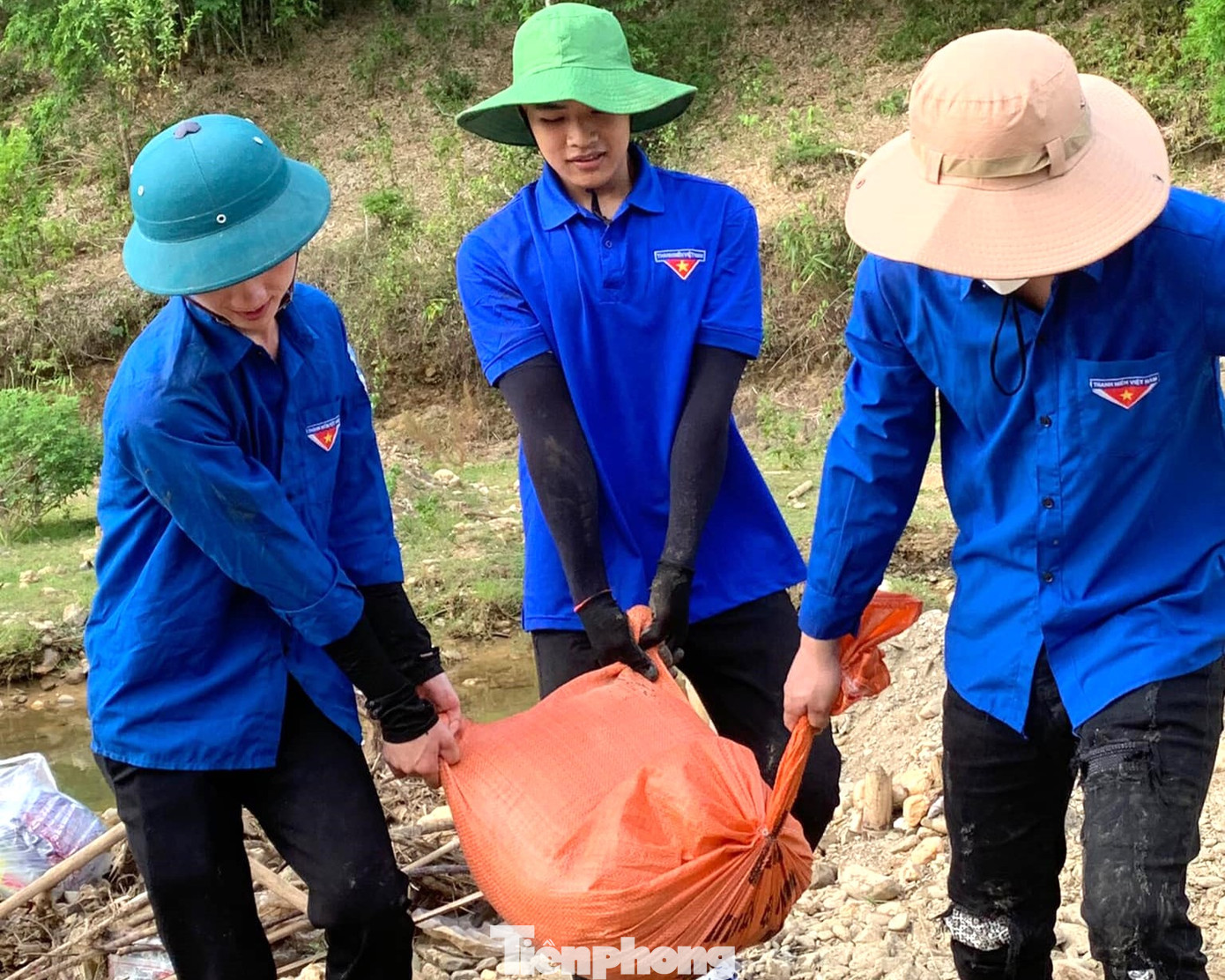 Có những bao cát phải 3,4 đoàn viên mới vác nổi