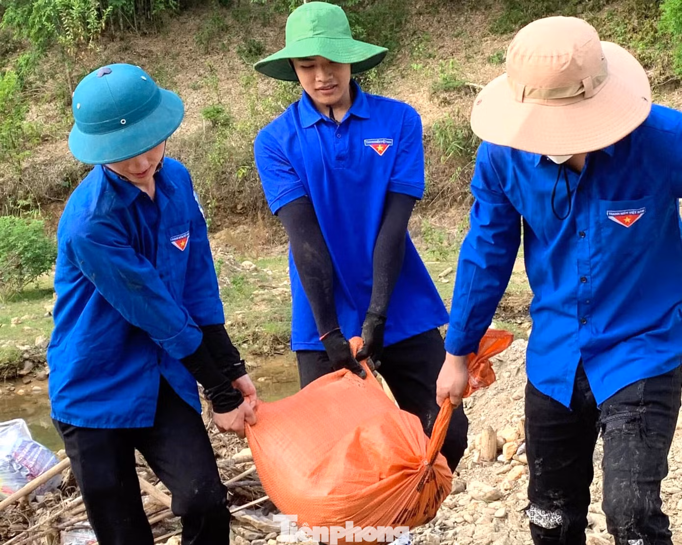 Có những bao cát phải 3,4 đoàn viên mới vác nổi