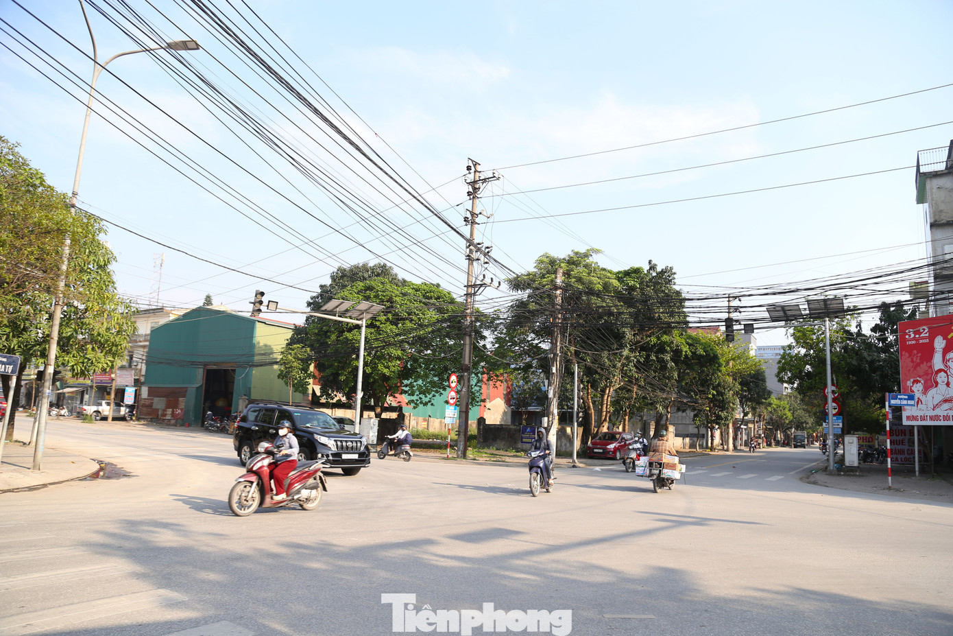 Tại nút giao giữa đường Ngô Gia Tự và đường Nguyễn Cảnh Hoan, đèn tín hiệu hoạt động chập chờn, khiến nhiều tài xế lúng túng.