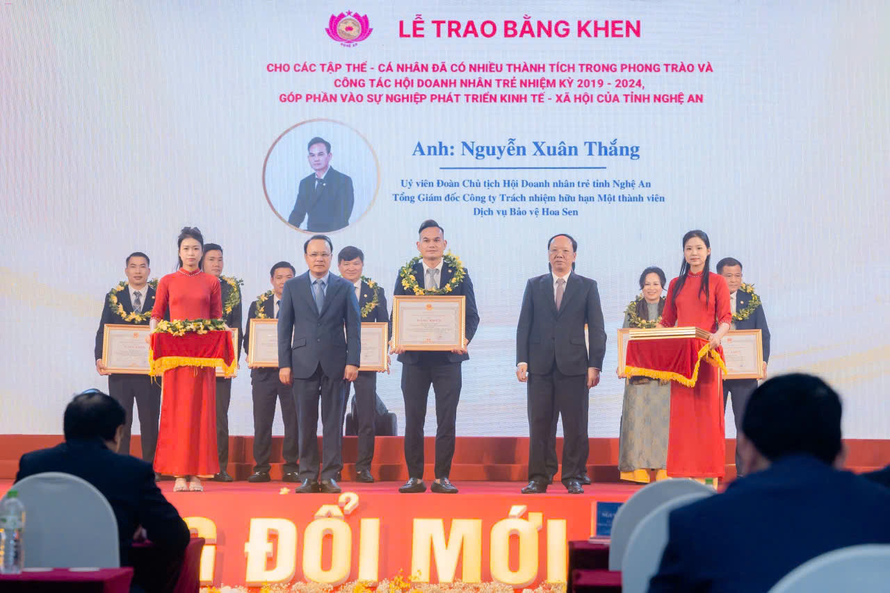 Ông Nguyễn Xuân Thắng – Tổng giám đốc Công ty TNHH MTV dịch vụ bảo vệ Hoa Sen nhận Bằng khen của UBND tỉnh Nghệ An vì đã có thành tích trong phong trào và công tác Hội Doanh nhân trẻ nhiệm kỳ 2019 – 2024, góp phần vào sự phát triển kinh tế - xã hội của tỉnh Nghệ An. Ông Nguyễn Xuân Thắng – Tổng giám đốc Công ty TNHH MTV dịch vụ bảo vệ Hoa Sen nhận Bằng khen của UBND tỉnh Nghệ An vì đã có thành tích trong phong trào và công tác Hội Doanh nhân trẻ nhiệm kỳ 2019 – 2024, góp phần vào sự phát triển kinh tế - xã hội của tỉnh Nghệ An.
