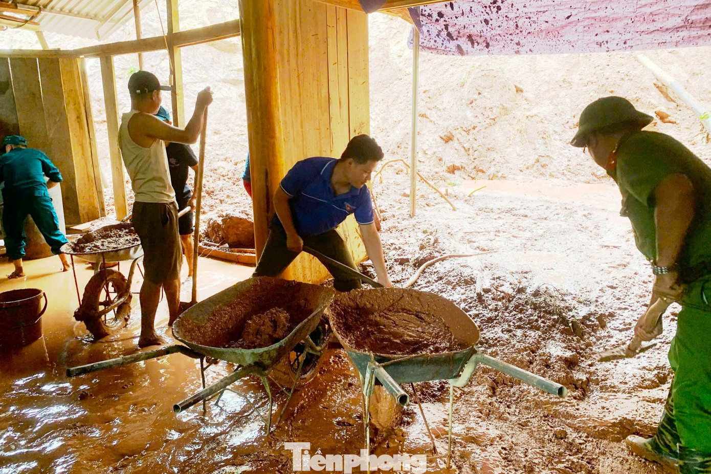 Lực lượng bộ đội, công an, dân quân, đoàn viên, thanh niên giúp đỡ người dân dọn dẹp bùn đất, gia cố lại nhà cửa và vận chuyển vật dụng bị hư hỏng ra khỏi khu vực nguy hiểm.