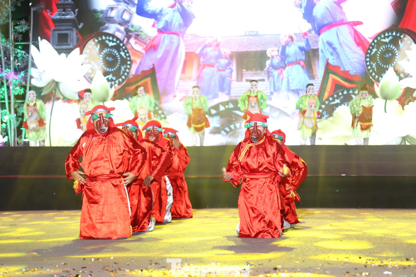 Đặc trưng của trò Xuân Phả với 5 điệu múa dân gian đặc sắc có tên gọi: “Ngũ Quốc lân bang đồ tiến cống”. Chúc mừng nhà Vua và triều đình Đại Việt sau chiến thắng ca khúc khải hoàn hoặc trong một đại lễ long trọng.