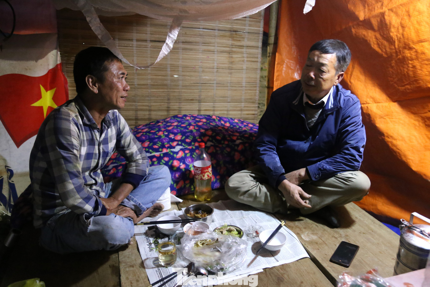 “Sức mua chỉ bằng 1/4 so với các năm. Thậm chí người đi xem cũng ít, 20 người mới có 1 người mua. Đến thời điểm hiện tại, giá bán chỉ bằng 1/3 năm ngoái, rẻ hơn cả ở vườn. Chúng tôi cũng cố gắng vớt vớt được đồng nào hay đồng ấy nhưng lỗ nặng”, ông Quang (trú tại TP. Vinh, Nghệ An) cho hay. Trong ảnh, bữa ăn tối muộn của các tiểu thương.